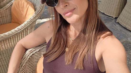 Paula Echevarría marca tendencia con jeans de Stradivarius y zapatillas retro