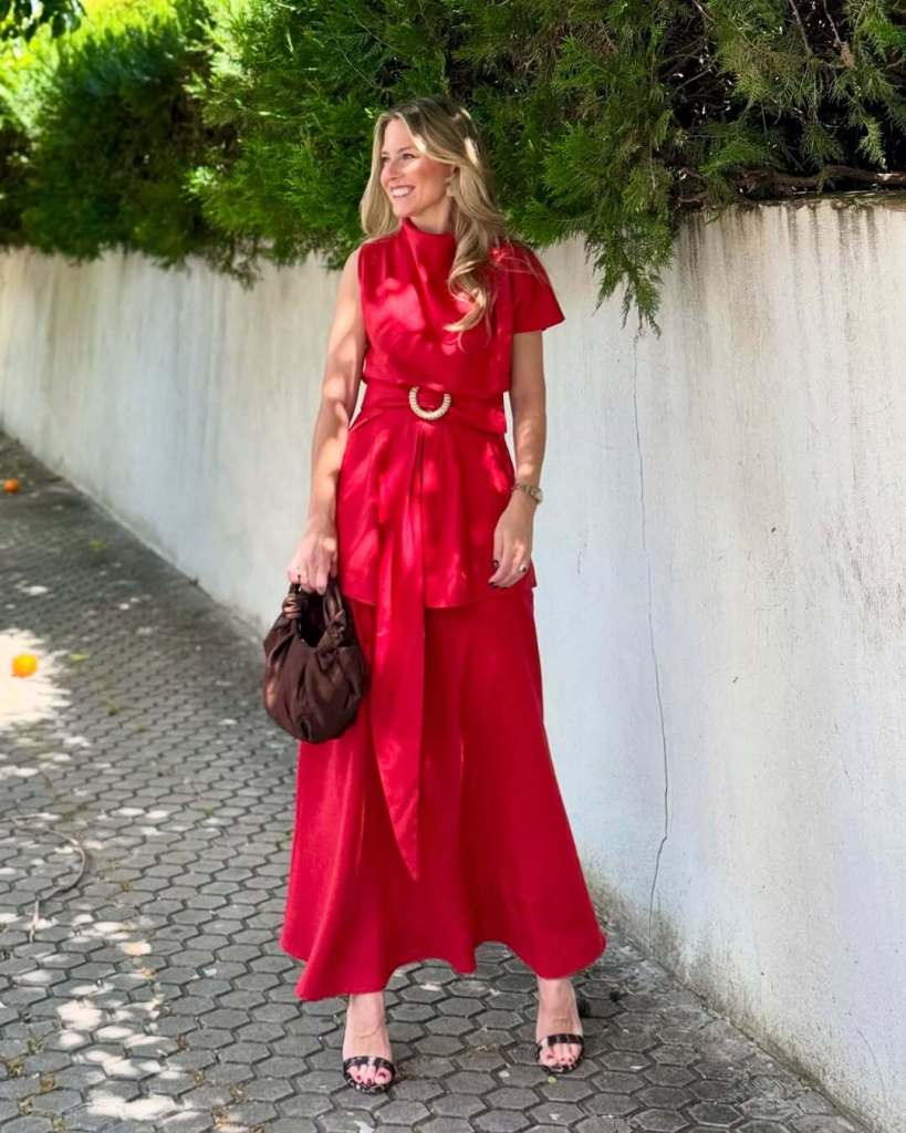 Soy redactora de moda y este vestido de invitada firmado por Vogana me ha conquistado por su elegancia impecable