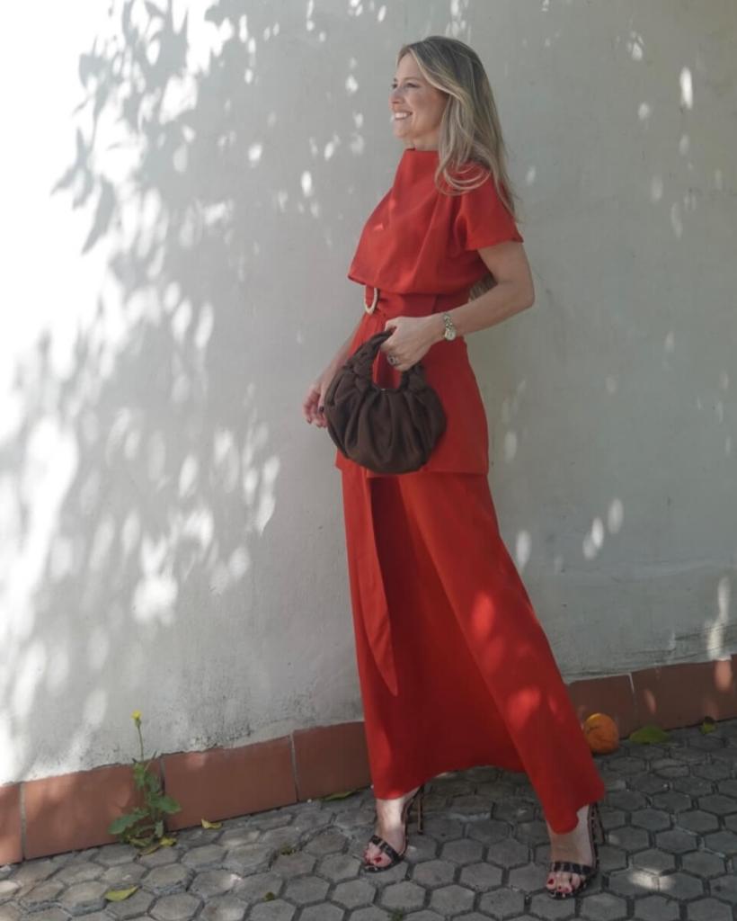 Soy redactora de moda y este vestido de invitada firmado por Vogana me ha conquistado por su elegancia impecable