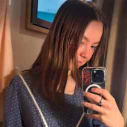 Alejandra de Hannover con su vestido de lunares vintage en Tokio