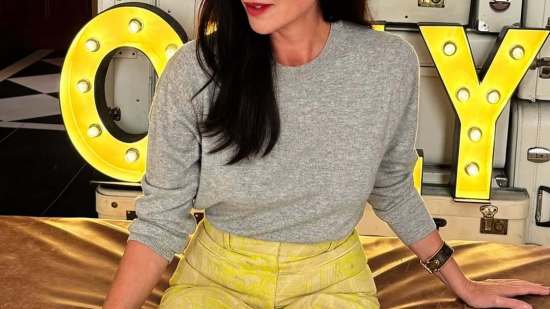 Ana Milán y la gabardina de Sfera más elegante de la temporada marcan el camino perfecto para vestir con estilo en primavera