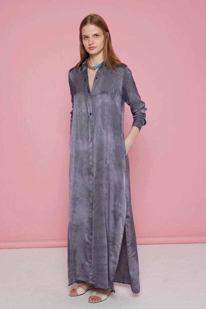 Te sorprenderá lo fácil que es copiar el look de aeropuerto de Ana Milán para viajar con elegancia