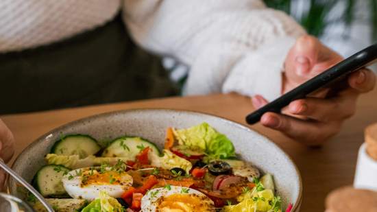 “No es dejar de comer, es saber elegir bien”: así es la alimentación que recomienda Patricia Ortega (nutricionista especializada) para ganar salud sin complicarte