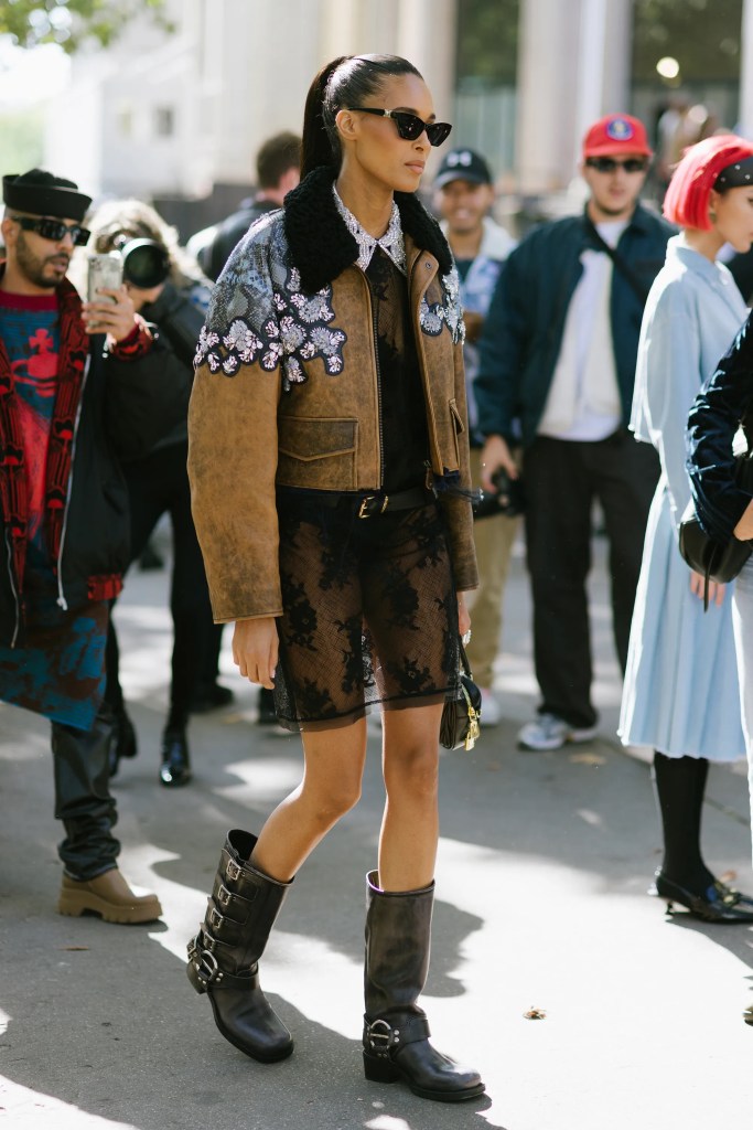 El vestido nuisette se combina con chaqueta y botas esta temporada - Launchmetrics spotlight