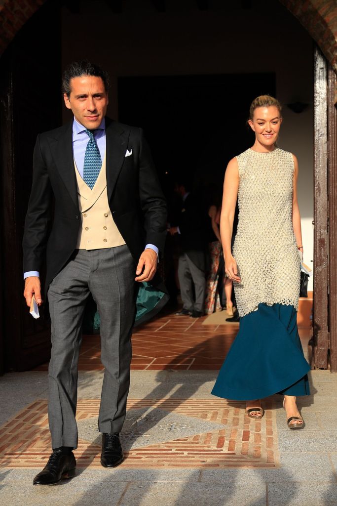 Marta Ortega con el vestido de invitada de encaje y bajo en azul - GTRES