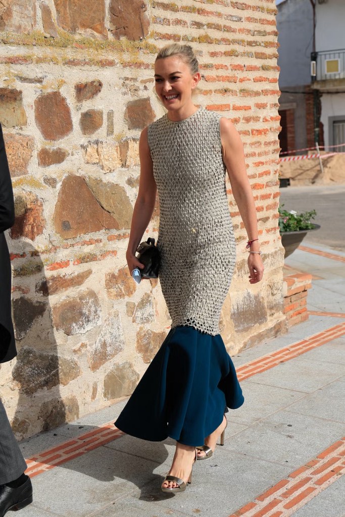Marta Ortega con el vestido de invitada de encaje y bajo en azul - GTRES