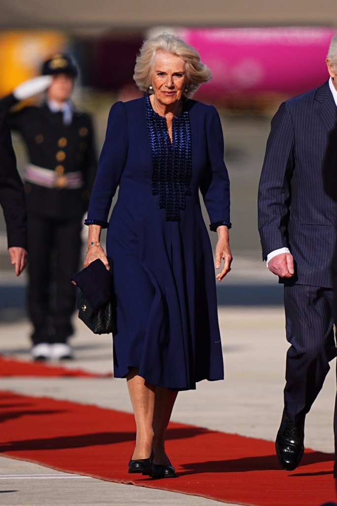 Camila Parker Bowles con vestido midi azul marino - GTRES