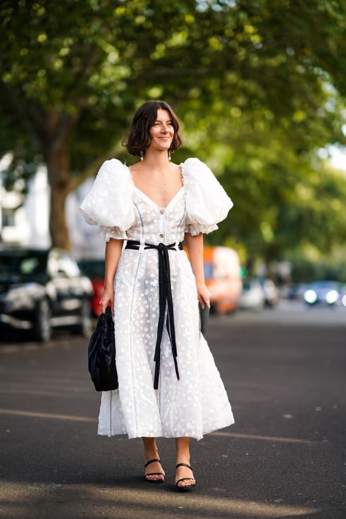 El vestido ibicenco combinado con accesorios neutros - launchmetrics spotlight