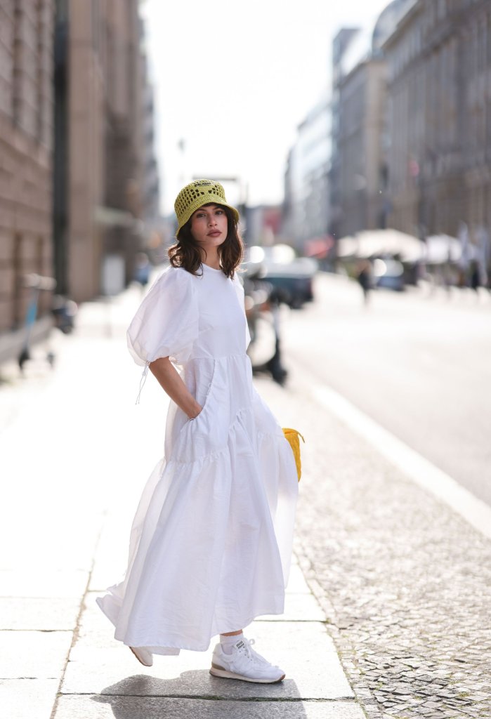 El vestido ibicenco combinado con zapatillas - launchmetrics spotlight