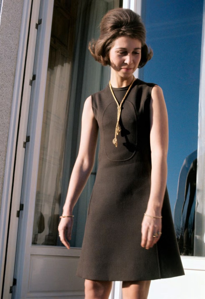 La Reina Sofía en 1969 con el vestido mini marrón - GTRES