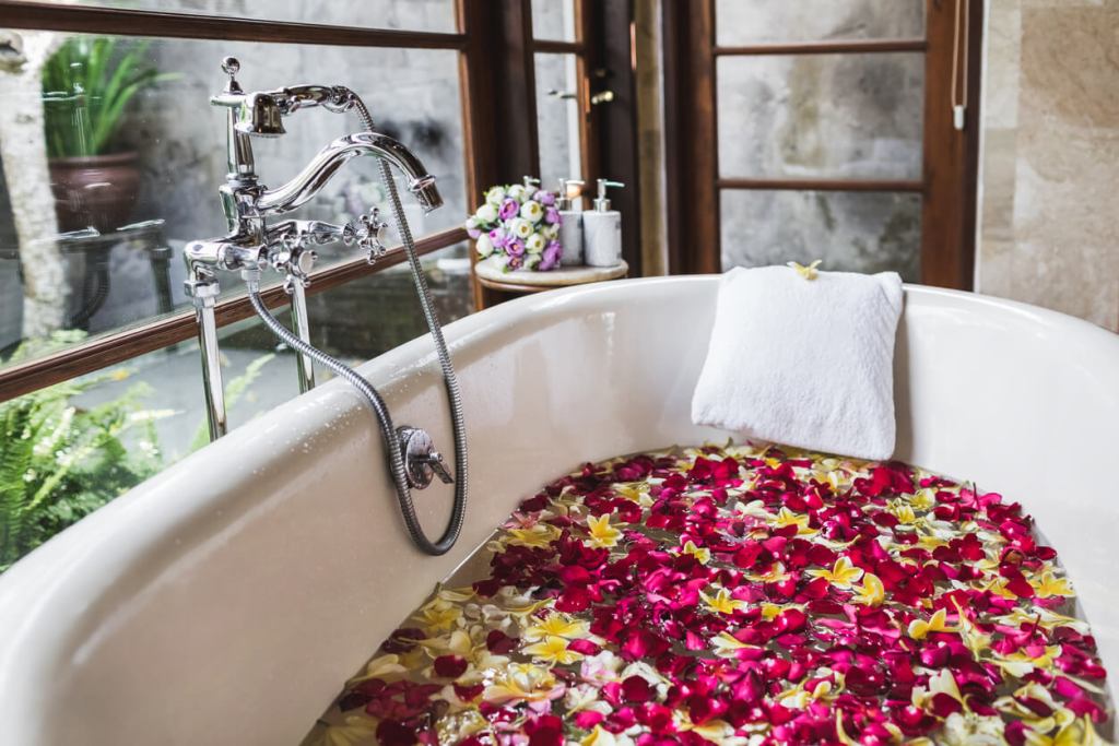 Aprende a hacer estos 5 rituales con flores que te ayudarán a reconectar con tu intuición, creatividad y paz interior - Fuente: iStock