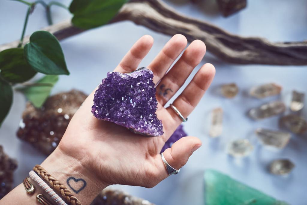 Los mejores cristales y amuletos naturales para atraer la suerte y la protección - Fuente: iStock