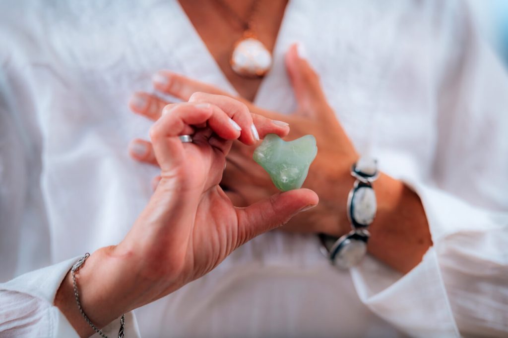 Amuletos verdes: cómo crear objetos mágicos con ramas, pétalos y cristales - Fuente: iStock