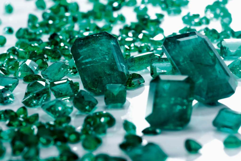 Amuletos verdes: cómo crear objetos mágicos con ramas, pétalos y cristales - Fuente: iStock