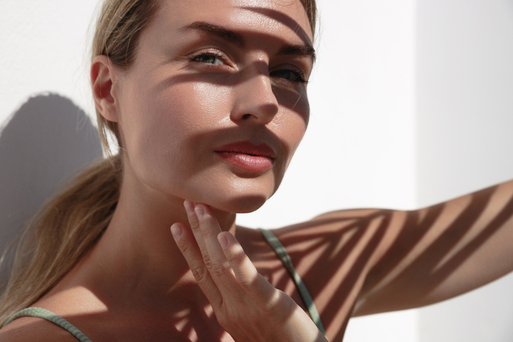 Mujer rostro bronceado -istock