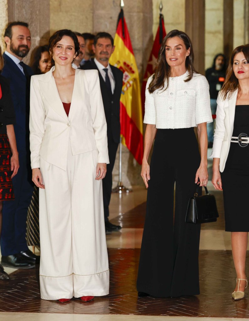 Isabel Díaz Ayuso y la reina Letizia en la 47º edición de los premios El Barco de Vapor y Gran Angular
