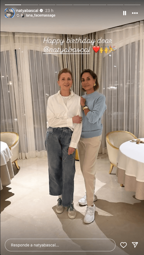 Ni los 82 años frenan su estilo: Naty Abascal lleva las zapatillas Adidas blancas tendencia con el jersey de primavera más favorecedor