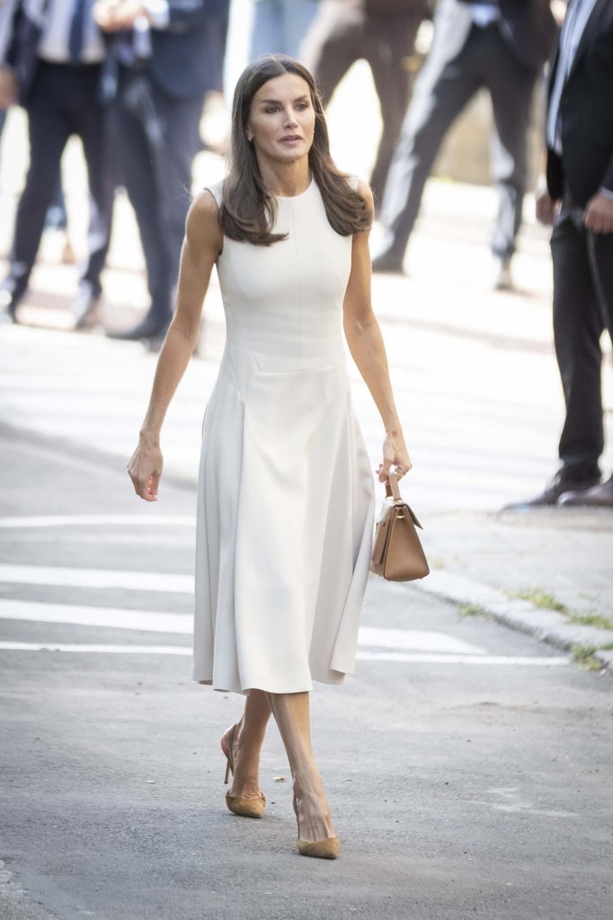 La Reina Letizia con un vestido blanco en clave minimalista - GTRES