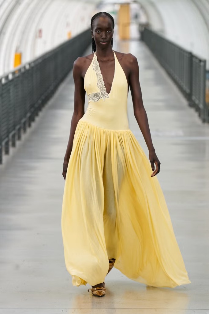 El vestido amarillo visto en la pasarela - launchmetrics spotlight