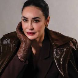 Vicky Martín Berrocal demuestra que los labios rojos a los 50 son un sí.
