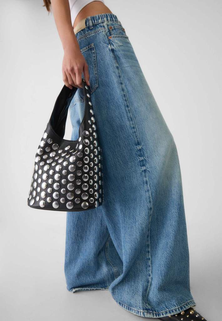 Confirmado: el bolso con tachuelas que llevan las chicas con más estilo en Malasaña es de Stradivarius y cuesta menos de 36 €