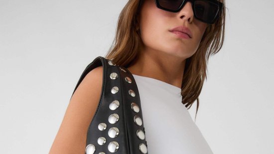 Confirmado: el bolso con tachuelas que llevan las chicas con más estilo en Malasaña es de Stradivarius y cuesta menos de 36 €