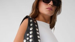 Confirmado: el bolso con tachuelas que llevan las chicas con más estilo en Malasaña es de Stradivarius y cuesta menos de 36 €