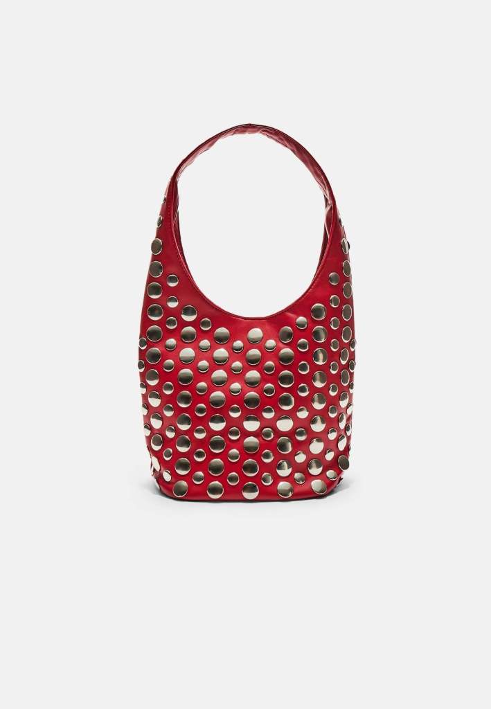 Confirmado: el bolso con tachuelas que llevan las chicas con más estilo en Malasaña es de Stradivarius y cuesta menos de 36 €