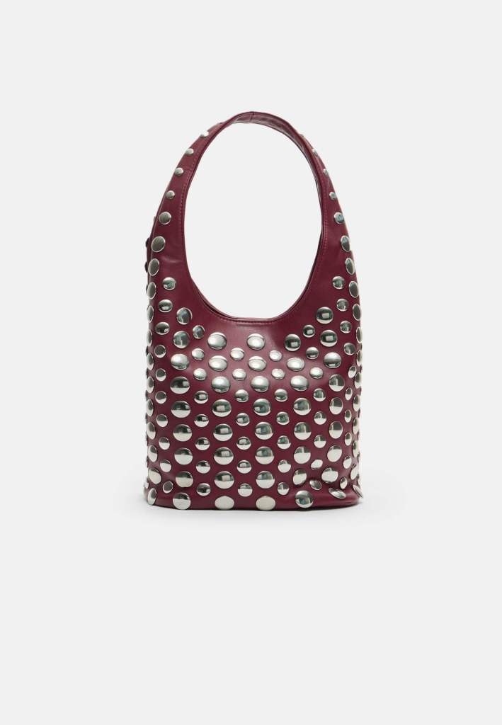 Confirmado: el bolso con tachuelas que llevan las chicas con más estilo en Malasaña es de Stradivarius y cuesta menos de 36 €