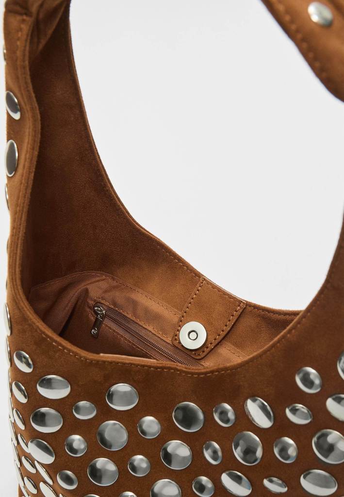 Confirmado: el bolso con tachuelas que llevan las chicas con más estilo en Malasaña es de Stradivarius y cuesta menos de 36 €