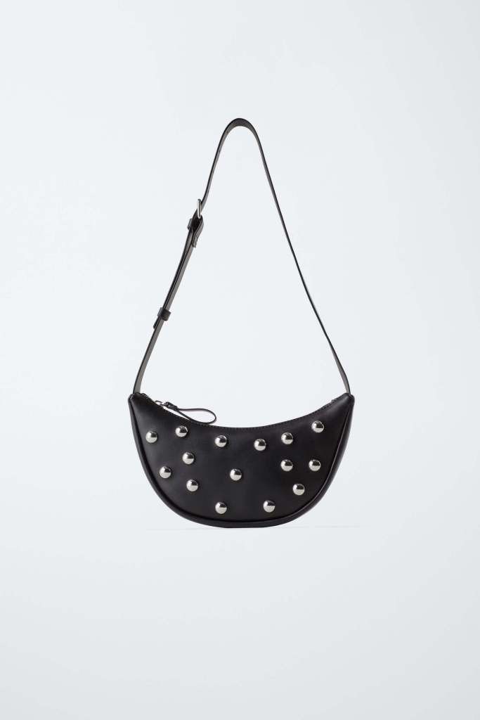 Confirmado: el bolso con tachuelas que llevan las chicas con más estilo en Malasaña es de Stradivarius y cuesta menos de 36 €