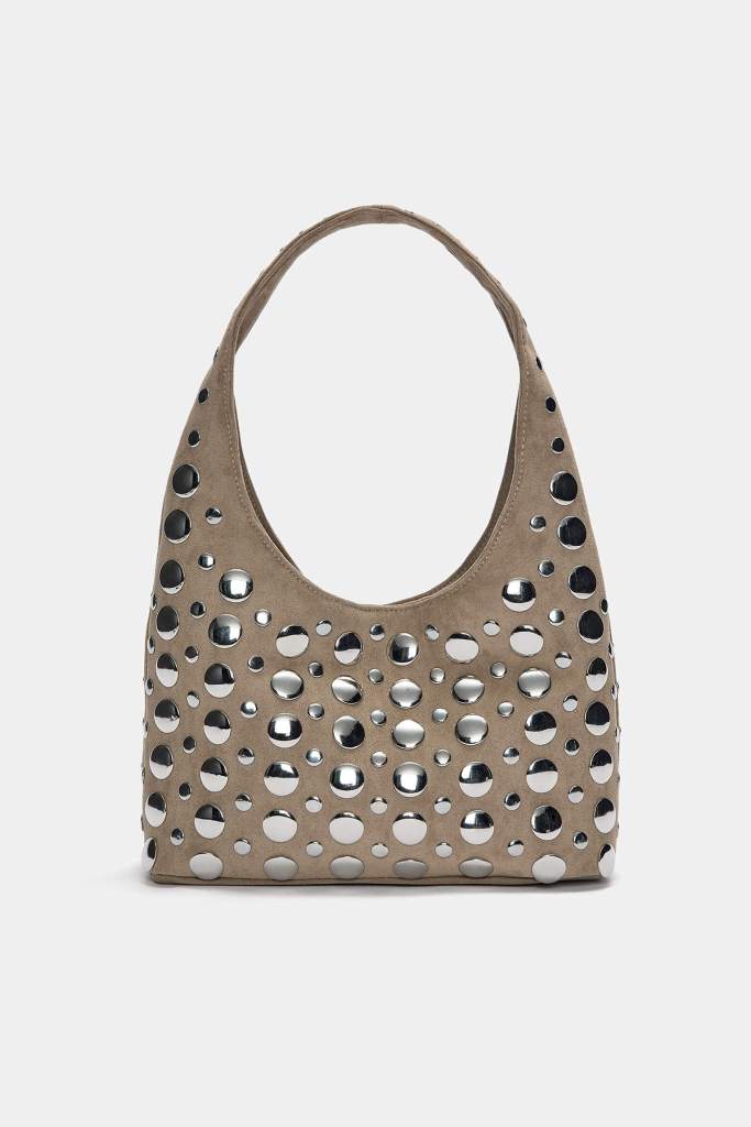 Confirmado: el bolso con tachuelas que llevan las chicas con más estilo en Malasaña es de Stradivarius y cuesta menos de 36 €