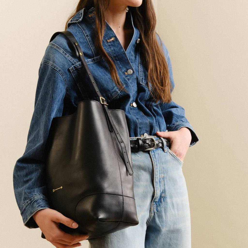 No es francesa, es vizcaína: la firma de bolsos con una flecha que arrasa (y por la que hacen cola)