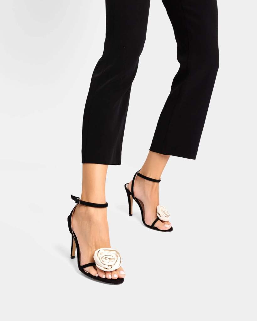 Una diseñadora experta advierte: este zapato elegante “no lo es tanto” y puede arruinar tu look de invitada