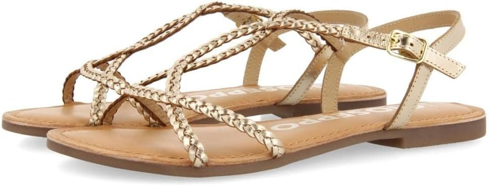 No son tacones, pero estilizan igual: las sandalias planas que enamoran a las bajitas (Eva Longoria incluida)