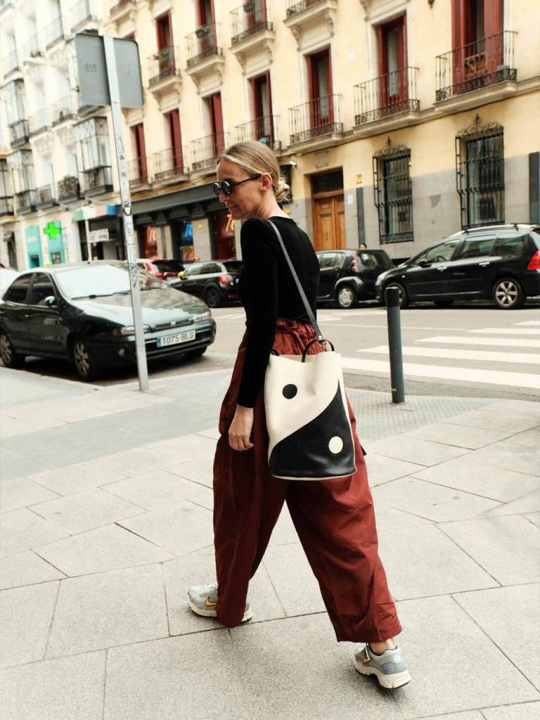 No es francesa, es vizcaína: la firma de bolsos con una flecha que arrasa (y por la que hacen cola)