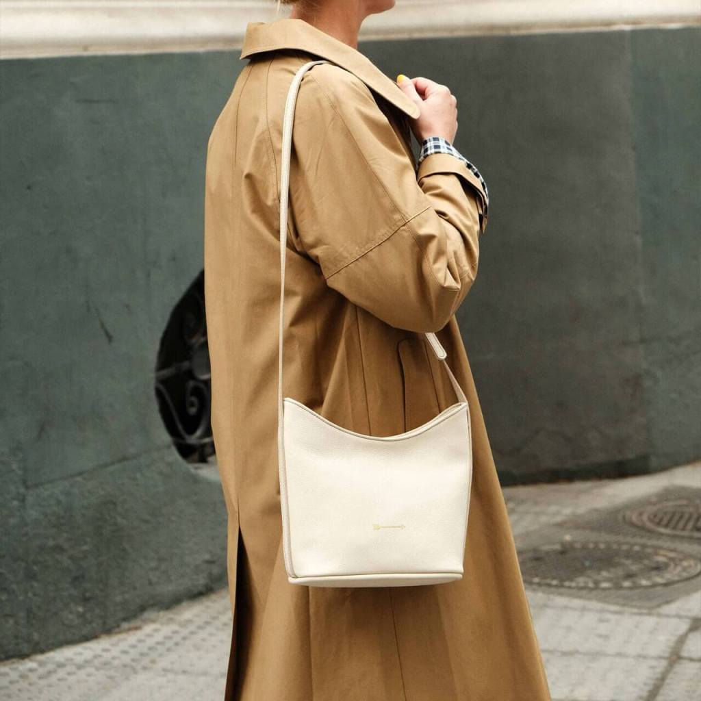 No es francesa, es vizcaína: la firma de bolsos con una flecha que arrasa (y por la que hacen cola)