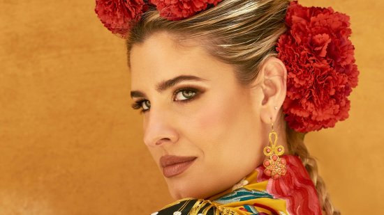 Primer plano de Teresa Andrés con maquillaje de Dior Beauty firmado por Mara Fervi, luz natural