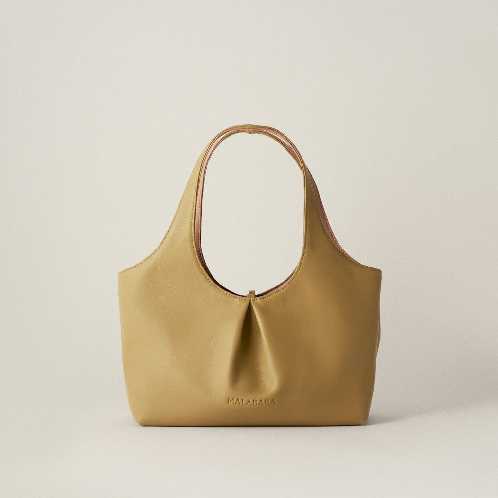 No es francesa, es vizcaína: la firma de bolsos con una flecha que arrasa (y por la que hacen cola)