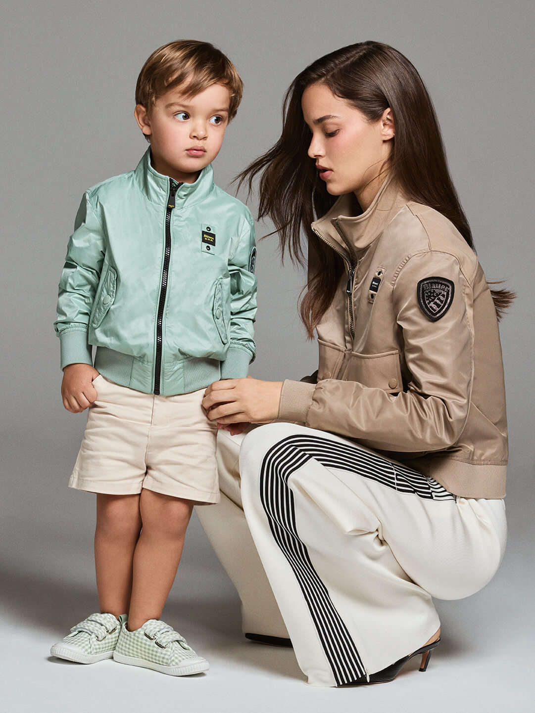 La modelo lleva pantalón (2.900 €) y mules negras (c.p.v.), de Dior, y chaqueta, de Blauer (295 €). Marco lleva bermuda (35 €) y deportivas (17,99 €), de Coconut, y cazadora (c.p.v.), de Blauer.