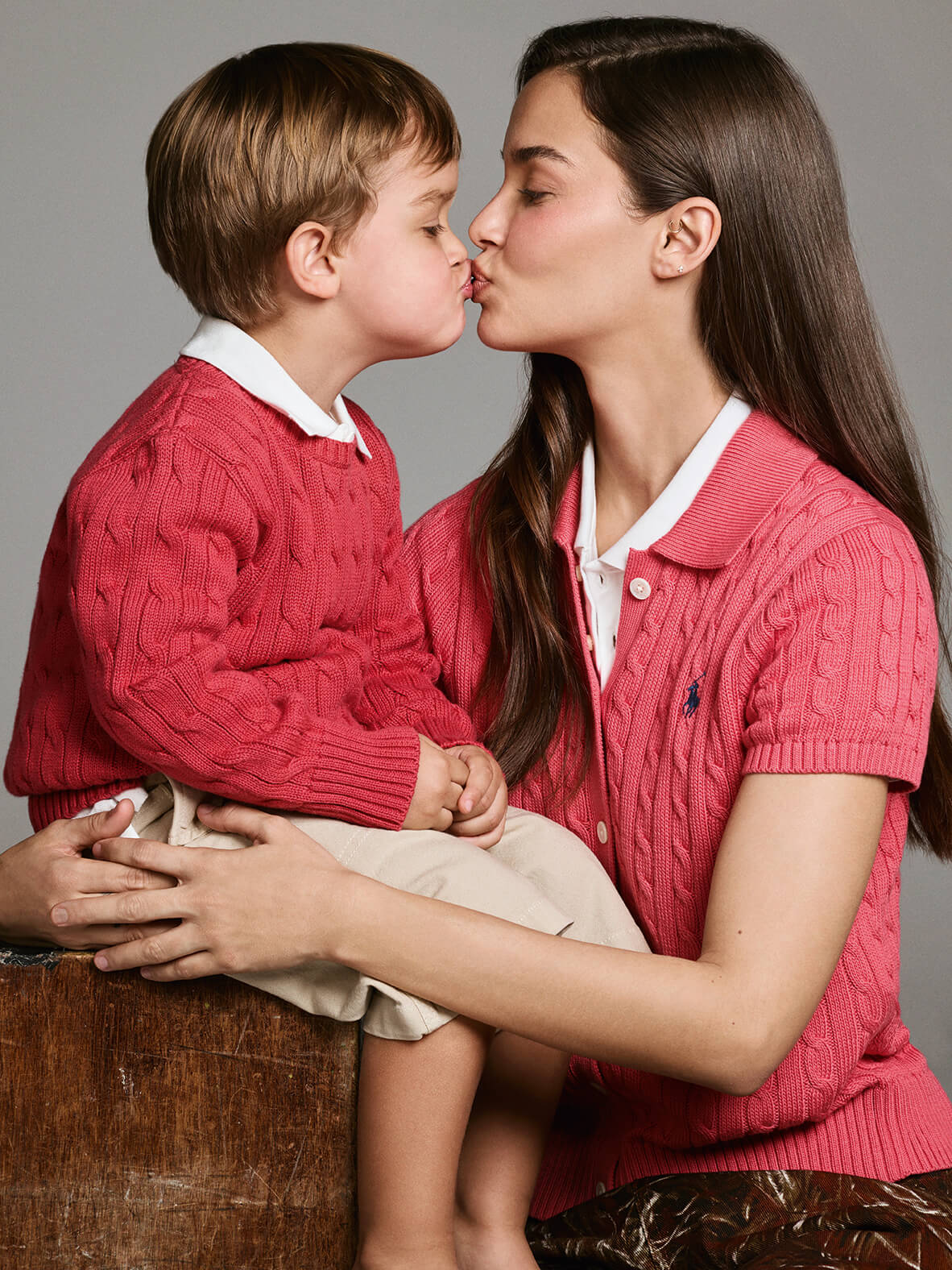 Gara lleva polo y jersey de ochos, de Polo Ralph Lauren (c.p.v.). Marco lleva polo y jersey a juego, de Polo Ralph Lauren (c.p.v.), y bermuda, de Zadig & Voltaire (c.p.v.).