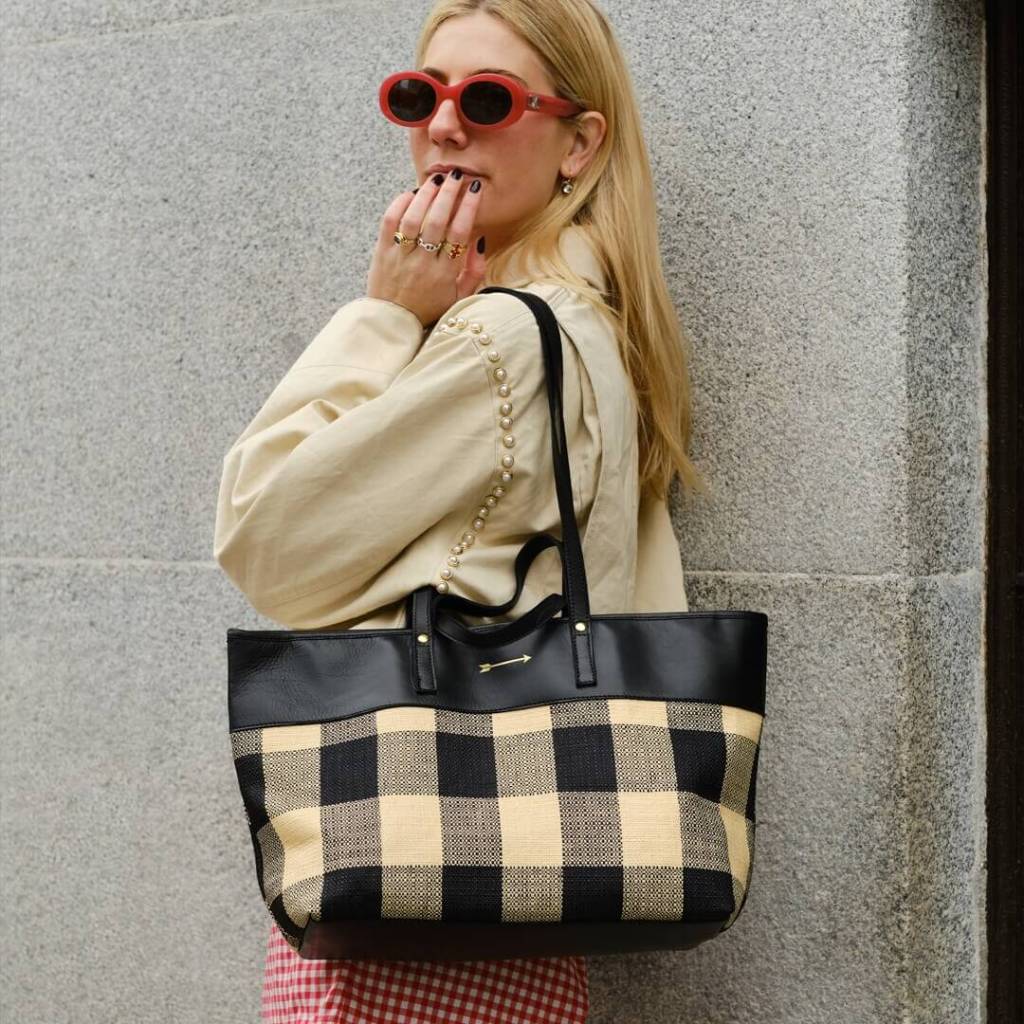 No es francesa, es vizcaína: la firma de bolsos con una flecha que arrasa (y por la que hacen cola)