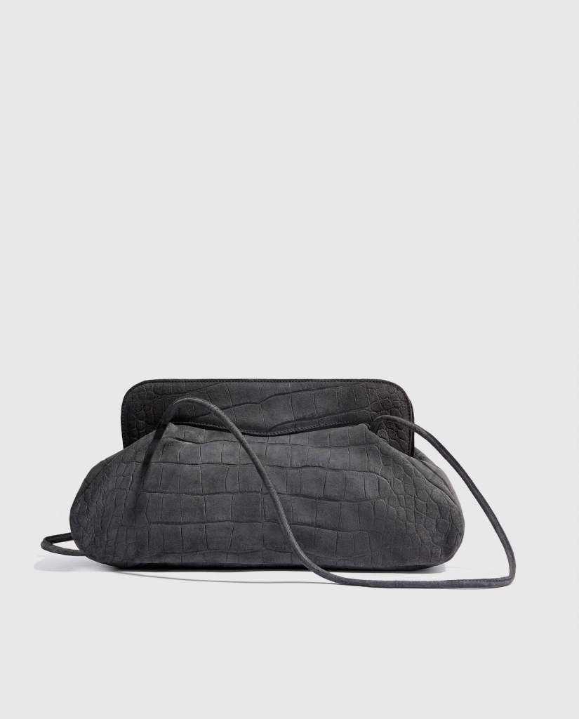 No es francesa, es vizcaína: la firma de bolsos con una flecha que arrasa (y por la que hacen cola)