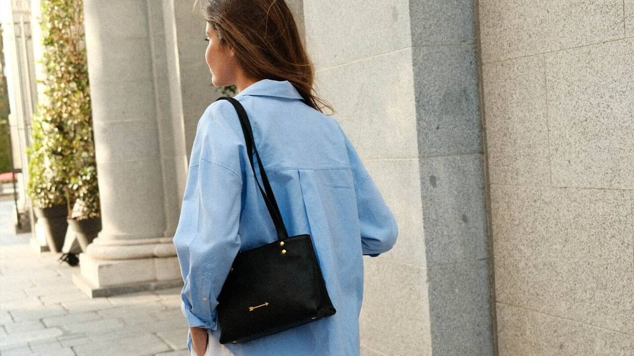 No es francesa, es vizcaína: la firma de bolsos con una flecha que arrasa (y por la que hacen cola)