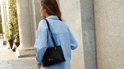 No es francesa, es vizcaína: la firma de bolsos con una flecha que arrasa (y por la que hacen cola)