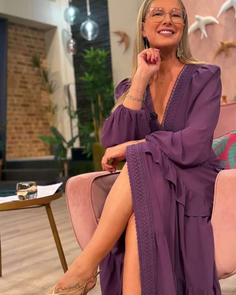 Anne Igartiburu luciendo sandalias doradas con uñas de color rojo