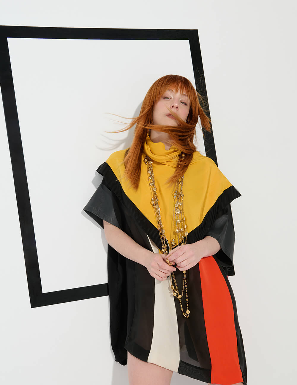 Vestido sin mangas midi y collar largo Midnight Pearl. Todo, de Louis Vuitton.