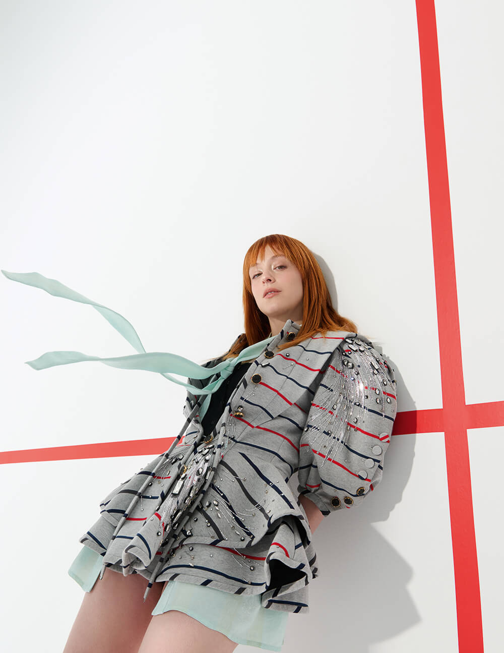Chaqueta con mangas abullonadas, blusa con lazo de seda y body de algodón. Todo, de Louis Vuitton.