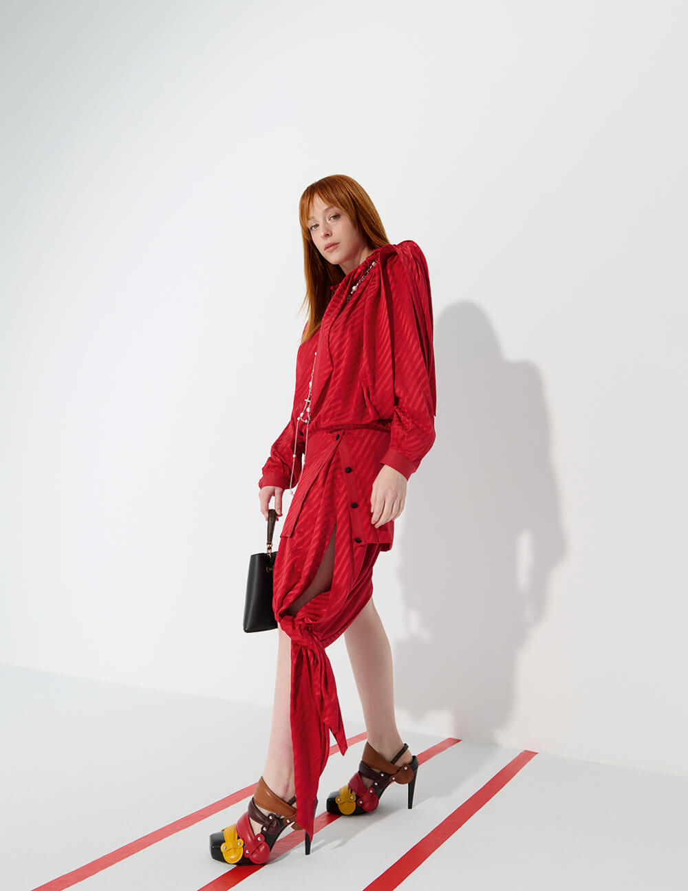 Vestido con lazada, falda de seda a juego, sandalias Legacy y bolso Bloom.