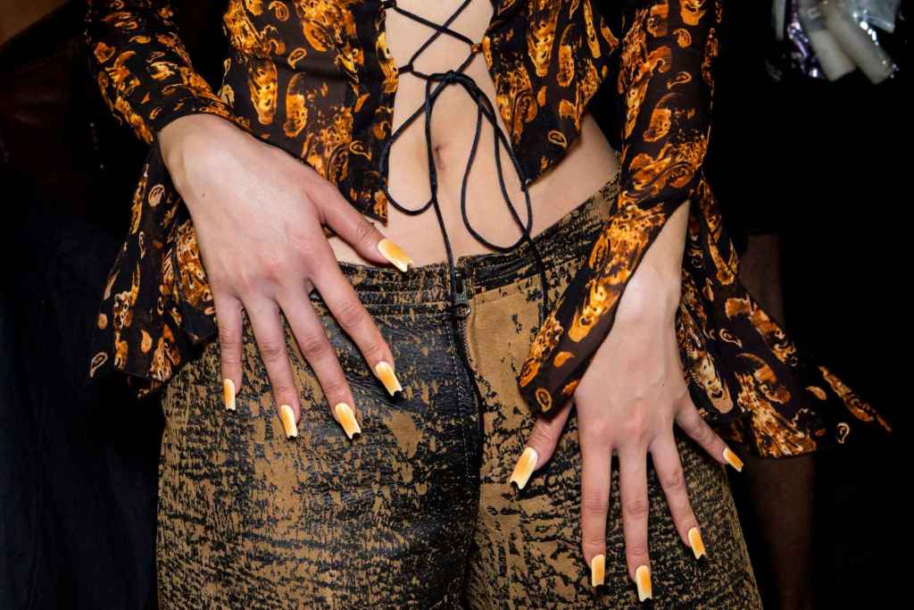 Optar por las aura nails amarillas es una decisión de lo más favorecedora 